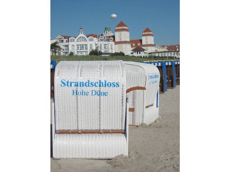 Am feinsandigen Badestrand erwartet Sie ein persönlicher Strandkorb.