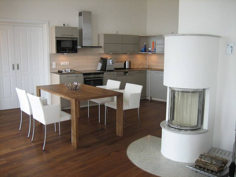 Der Wohnraum geht offen in die Küche über.