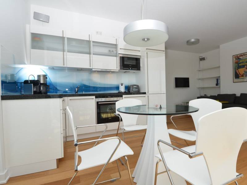 Heute wird etwas Leckeres in der Luxusküche gekocht.
