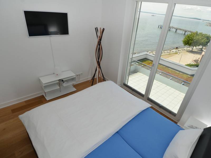 Das Schlafzimmer mit eigenem Flachbildschirm. 