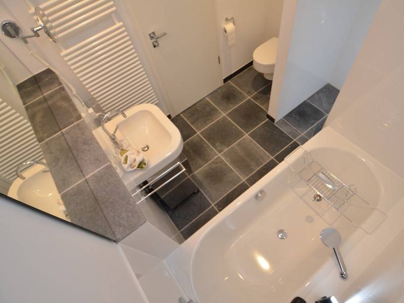 Das moderne Badezimmer mit Vollbad und Walk-in-Dusche
