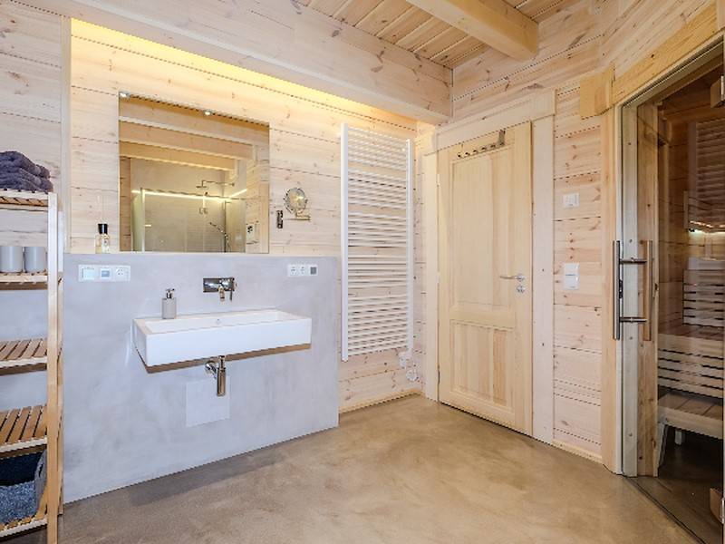 das geräumige Designerbad im Erdgeschoss