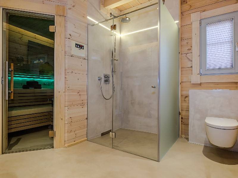 Die Walk-In-(Regen)-Dusche mit Air-drop-System gleich neben der Sauna