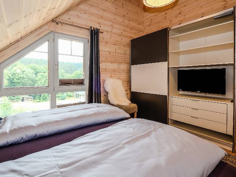 Im Urlaub mangels Schrankfläche aus dem Koffer leben müssen? Nicht hier, denn die 2 meter breiten Schränke bieten Platz für den Inhalt von 2 großen Koffern