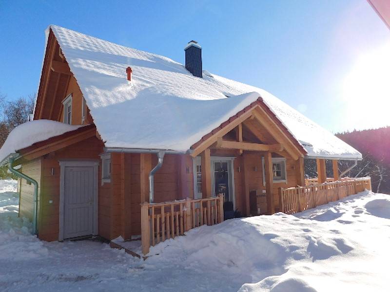 Einklang im Winter bei strahlendem Sonnenschein