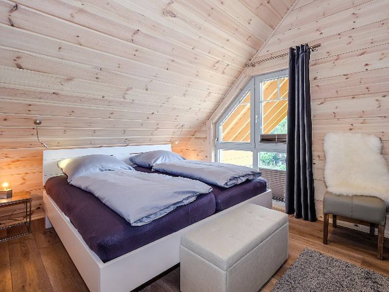 Die Schlafzimmer verfügen über ein Massivholzbett mit hochwertiger Matratze auf Comforthöhe