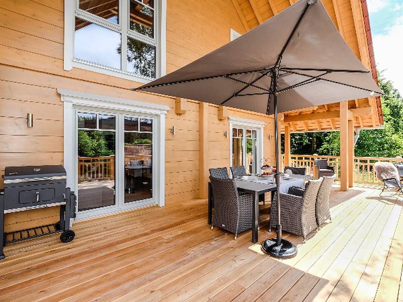 Die 60 m² große S-W-Panoramaterrasse ist der perfekte Ort zum Grillen, Chillen, Klönen, Feiern und ein augedehntes Sonnenbad