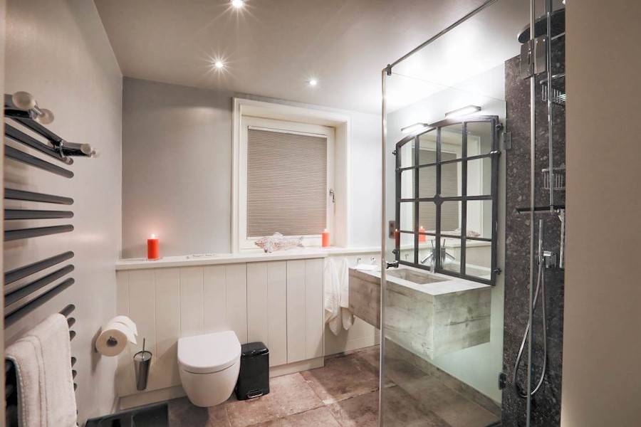 Das Luxusbad mit Walk-in-Dusche und Handtuchheizkörper