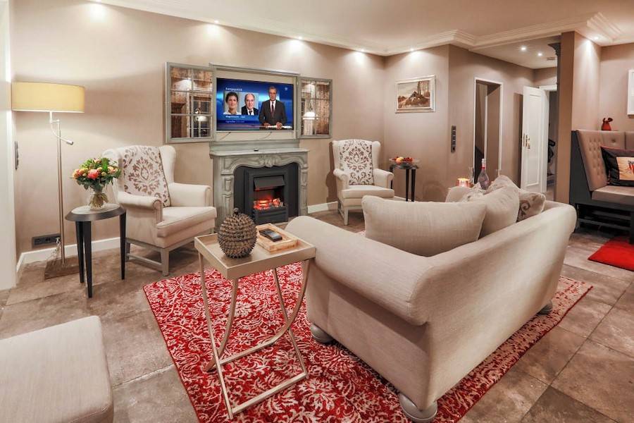 Kamin oder Fernsehen? Hier ist beides gleichzeitig möglich.
