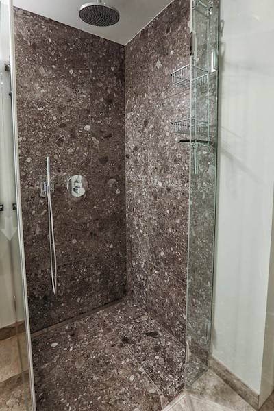 Regendusche in edler Marmorverkleidung
