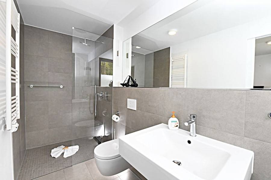 Ein weiteres Bad en suite mit Walk-in Dusche und Handtuchheizkörper