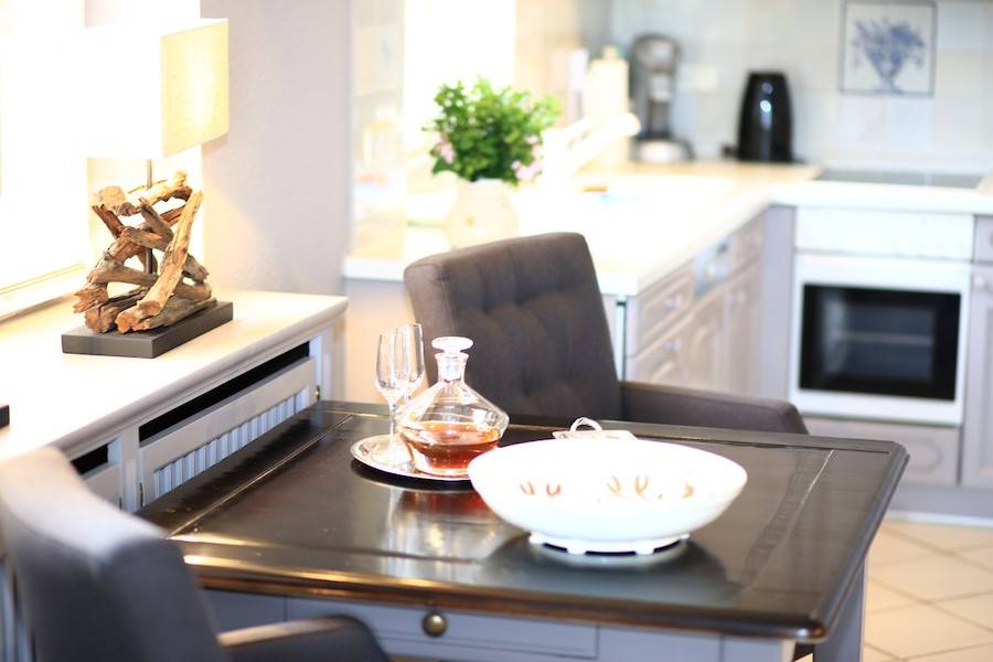 Gemütliche Polsterstühle laden zum Speisen ein