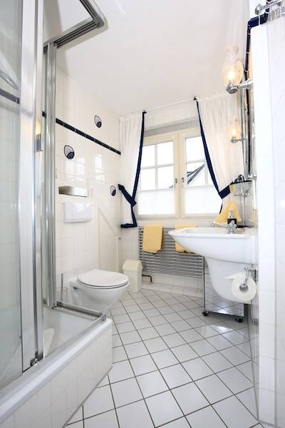 Das zweite Bad ist mit einer Dusche ausgestattet
