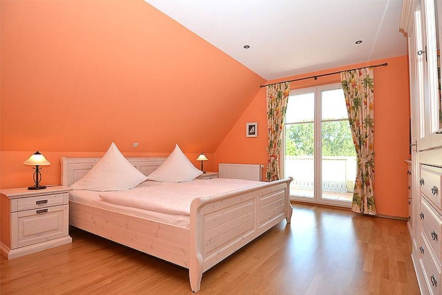 Eines der drei Schlafzimmer mit Doppelbett und großem Schrank für Ihre Garderobe