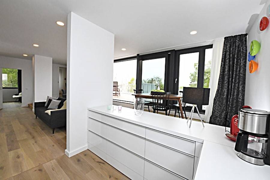 Küche/Blick ins Wohnzimmer und zum Essbereich