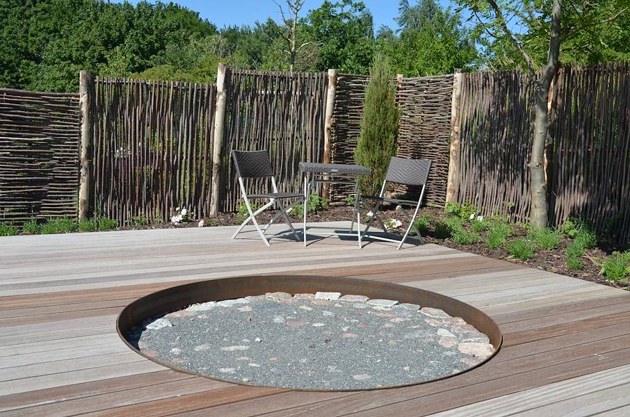 Nicht nur für Abenteurer: eine Feuerstelle hoch oben auf dem Berg.
