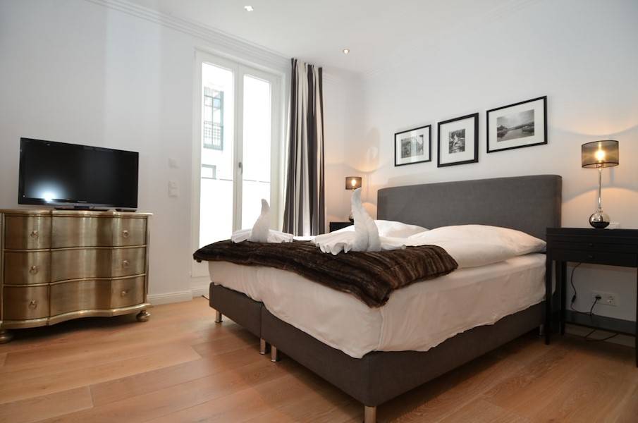 Schlafzimmer mit eigenem Flachbildschirm