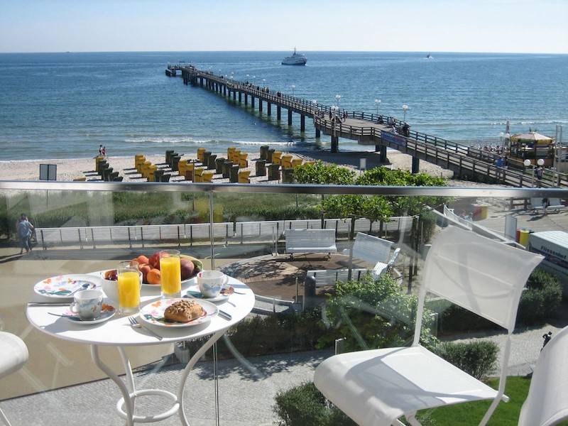 Ein phänomenaler Meerblick lädt zum Frühstück auf den Balkon ein.