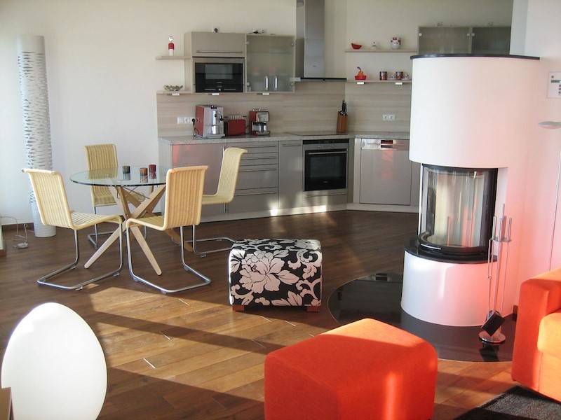 In der kühleren Jahreszeit sorgt ein Kamin für wohlwollende Wärme.