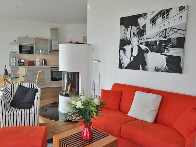 Nehmen Sie Platz auf dem gemütlichen Polstersofa. 