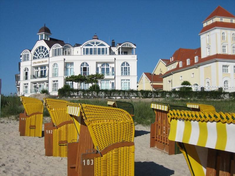 Das Strandschloss liegt direkt am weißen Badestrand.
