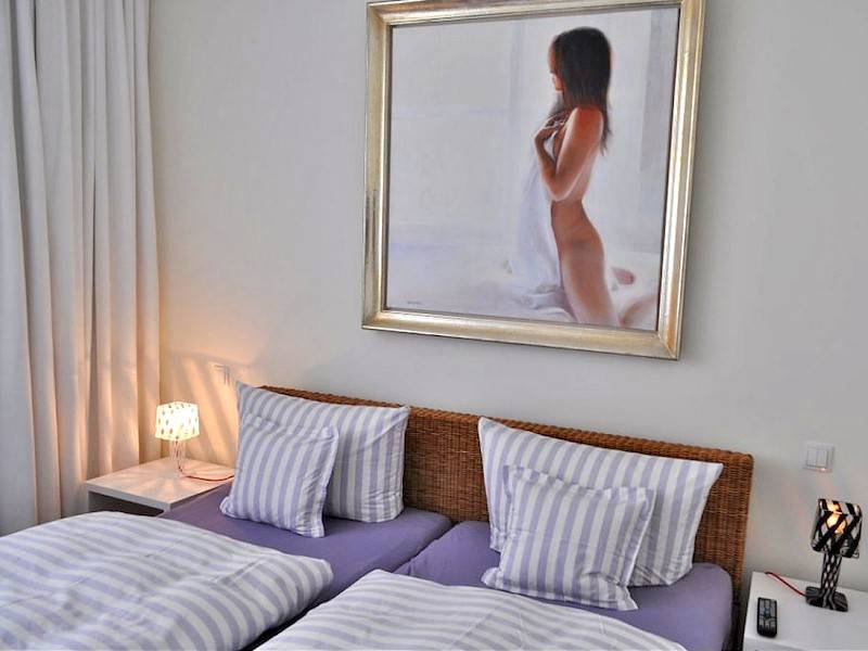 Im Schlafzimmer lädt ein großes Doppelbett für einen erholsamen Schlaf ein.