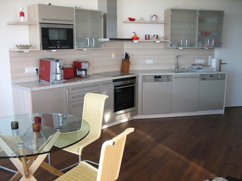 Die Designerküche mit hochwertigen Elektrogeräten.