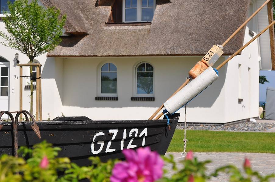 Schlicht und dennoch edel ist das reetgedeckte Ferienhaus in direkter Lage zum Meer.