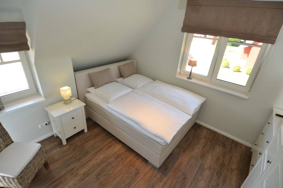 Ein weiteres Schlafzimmer mit Doppelbett.