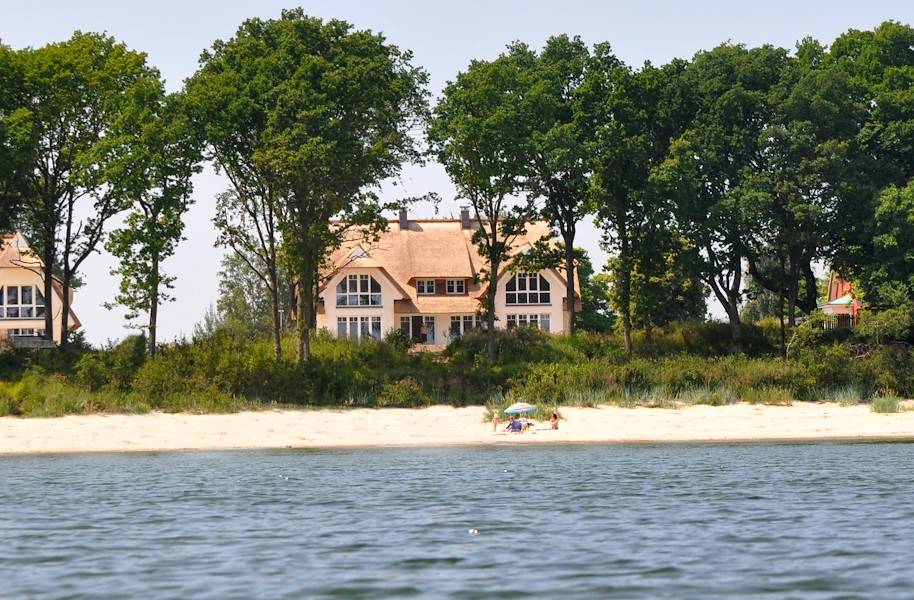 Geheimnisvoll und Erhaben ist der Anblick vom feinsandigen Badestrand
