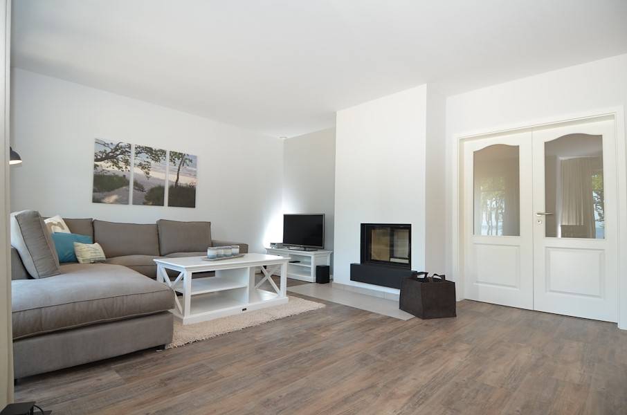 Hell, modern und behaglich ist das Wohnzimmer