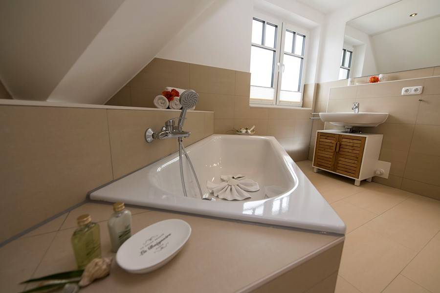 Das moderne Tageslichtbad mit Badewanne...
