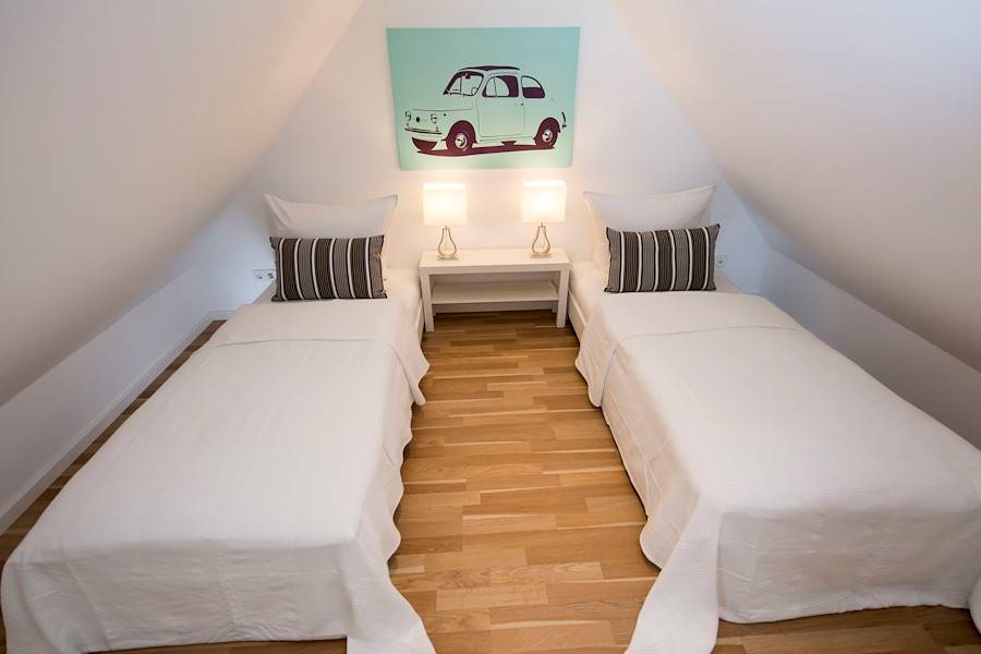 Zwei Einzelbetten im Dachgeschoss
