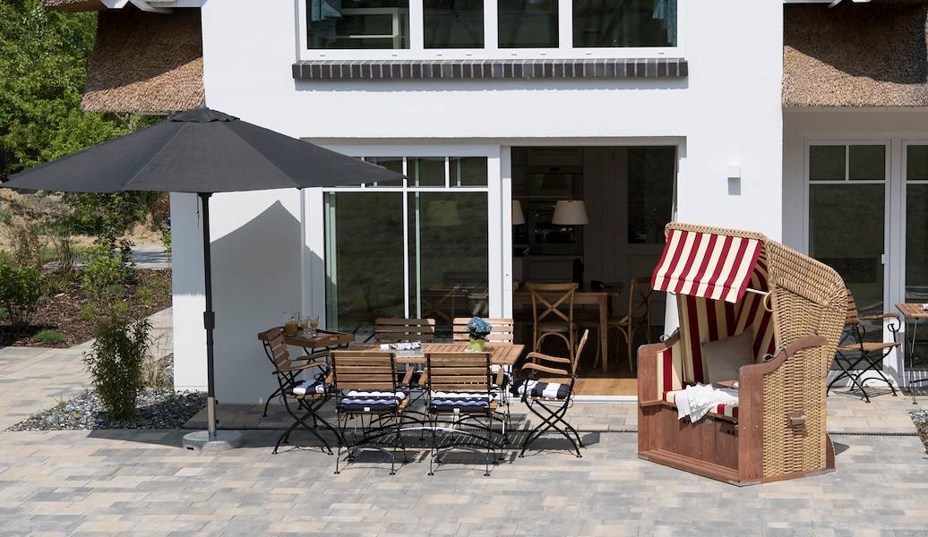 Große Terrasse mit eigenem Strandkorb und Terrassenmöbeln