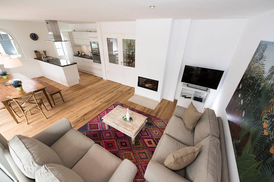 Auf der gemütlichen Caoch entspannt Kaminfeuer genießen