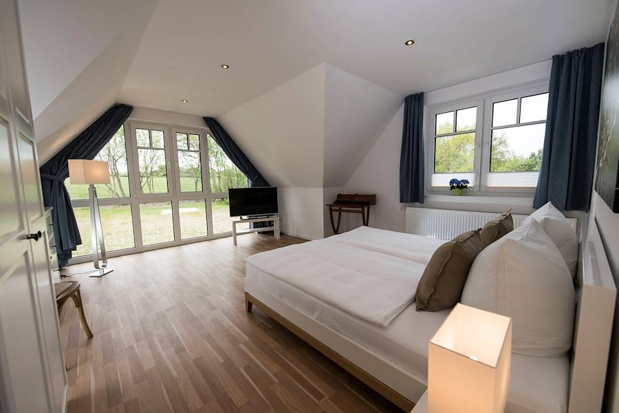 Masterbedroom mit viel Licht, Platz und Flachbildschirm