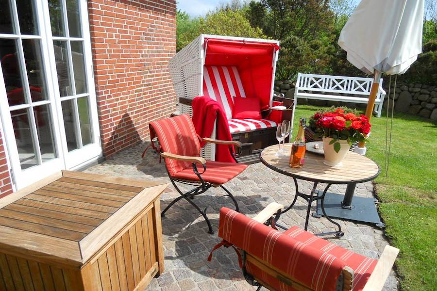 Auch ein Strandkorb für gemütliche Sonnenstunden darf nicht fehlen 