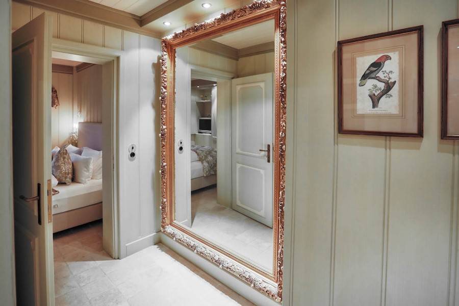 Eine Bilderbuchatmosphäre herrscht in der Diele.