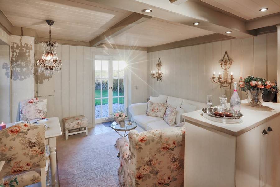 Offener Ess-Wohnbereich mit Ausgang zur Terrasse