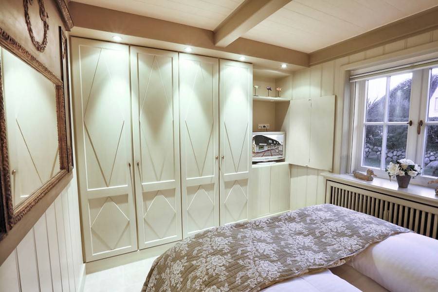 Der Kleiderschrank bietet Ihnen viel Platz für Ihre Garderobe.