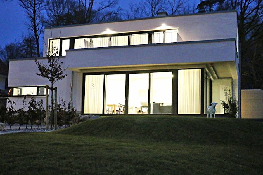 Auch am Abend erstrahlt das Haus im Bauhausstil in hellem Glanz.