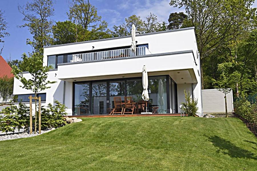 Das moderne Ferienhaus mit zwei Wohnungen und einem ansprechenden Garten.