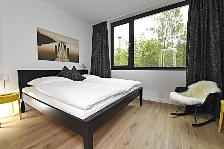 Ein komfortables Doppelbett für einen erholsamen Schlaf.