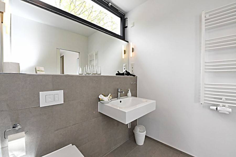 Tageslicht strömt in das moderne Badezimmer.