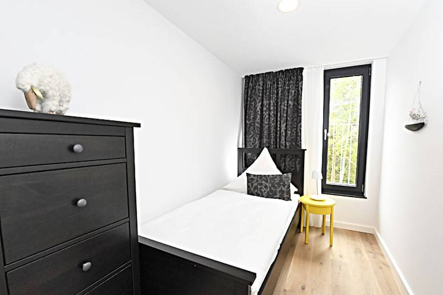 Ein Einzelbett befindet sich im separaten Schlafzimmer.