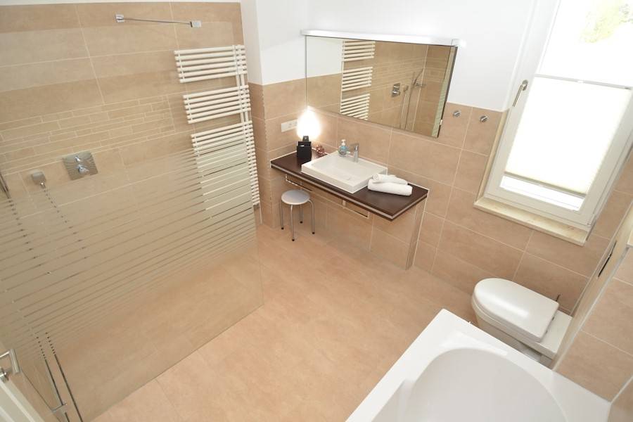 Auch eine große Walk- In- Dusche steht für das Duschvergnügen 
