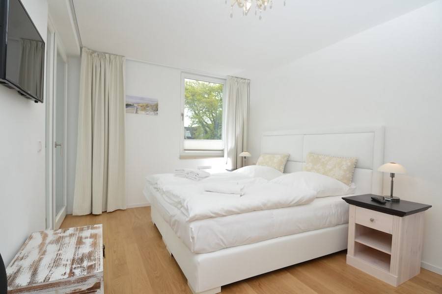 Masterbedroom mit Doppelbett und eigenem Flachbildschirm
