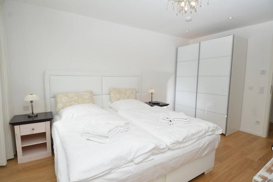 Ein Schlafzimmer mit großem Doppelbett.
