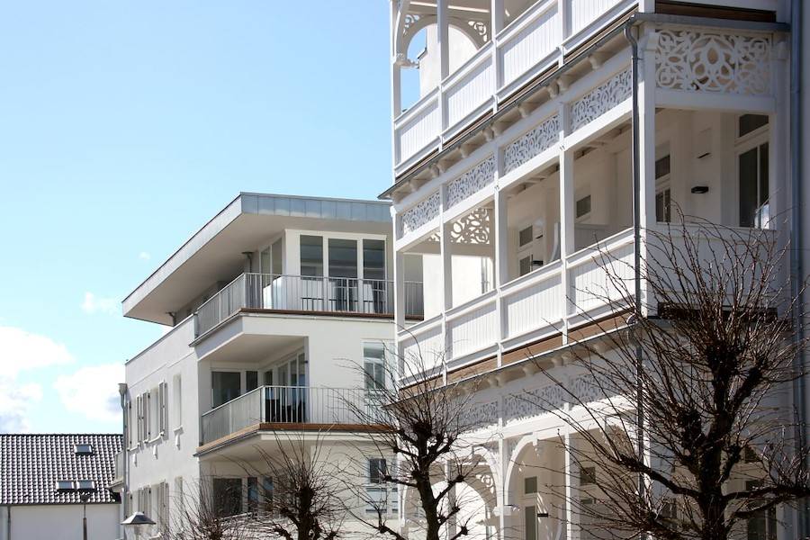 Die Villa inmitten von historischen Villen in Bäderarchitektur
