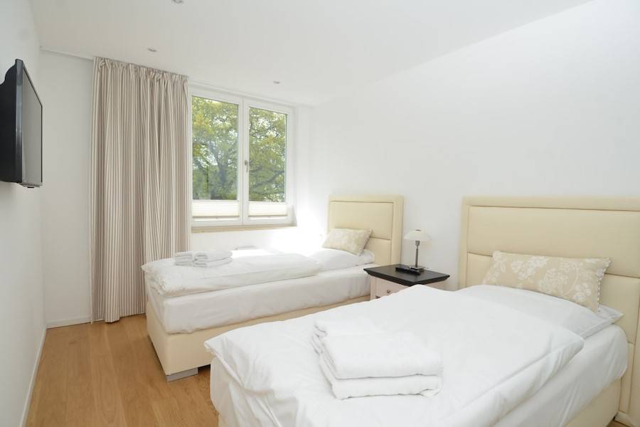 Das zweite Schlafzimmer beherbergt zwei Einzelbetten und einen Flatscreen
